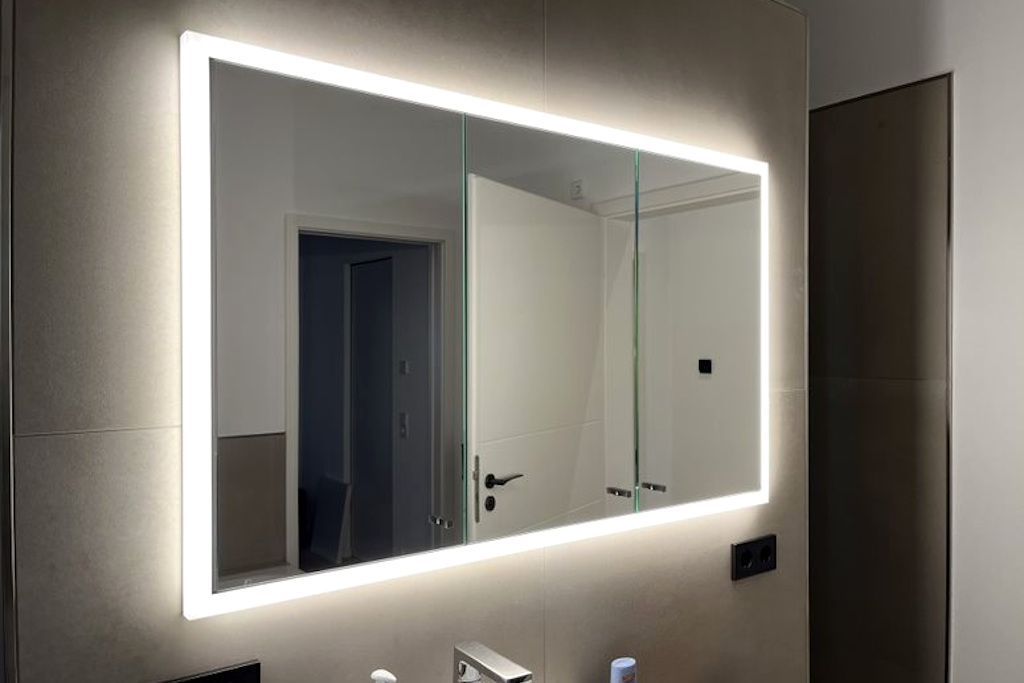 Badspiegel mit moderner LED-Rahmen Beleuchtung (Biberach)