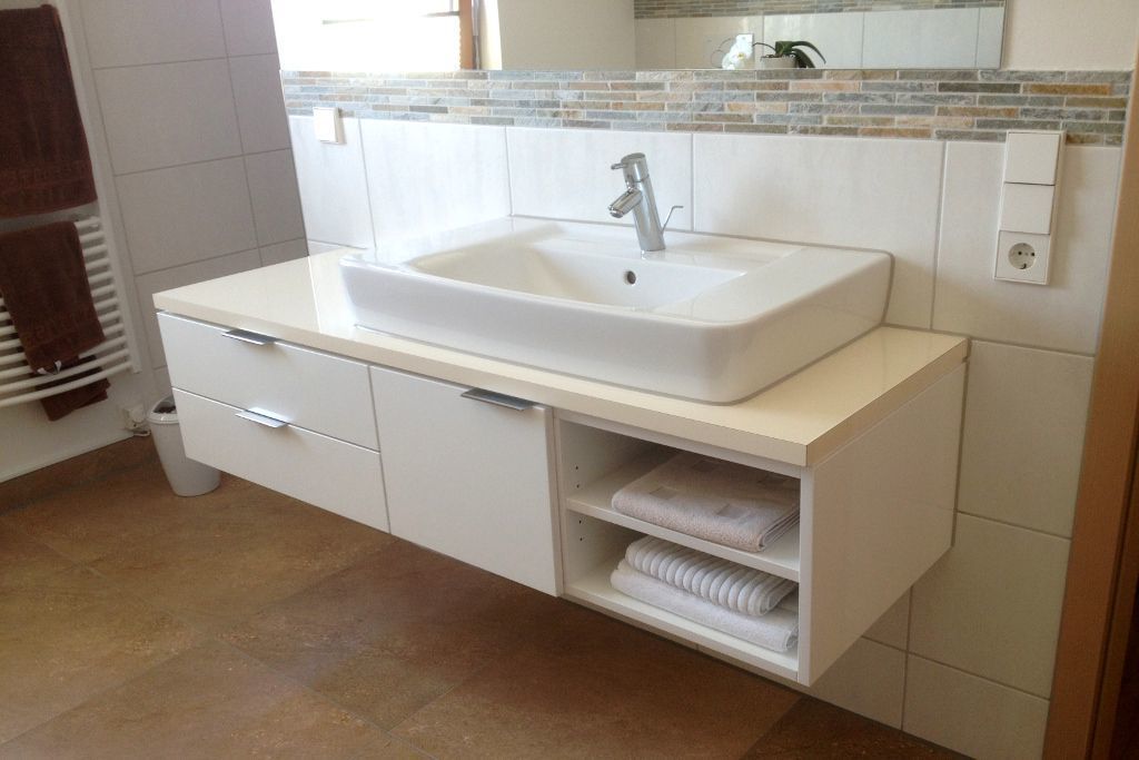 Badmöbel in weiß mit aufgesetztem Waschbecken (Biberach)