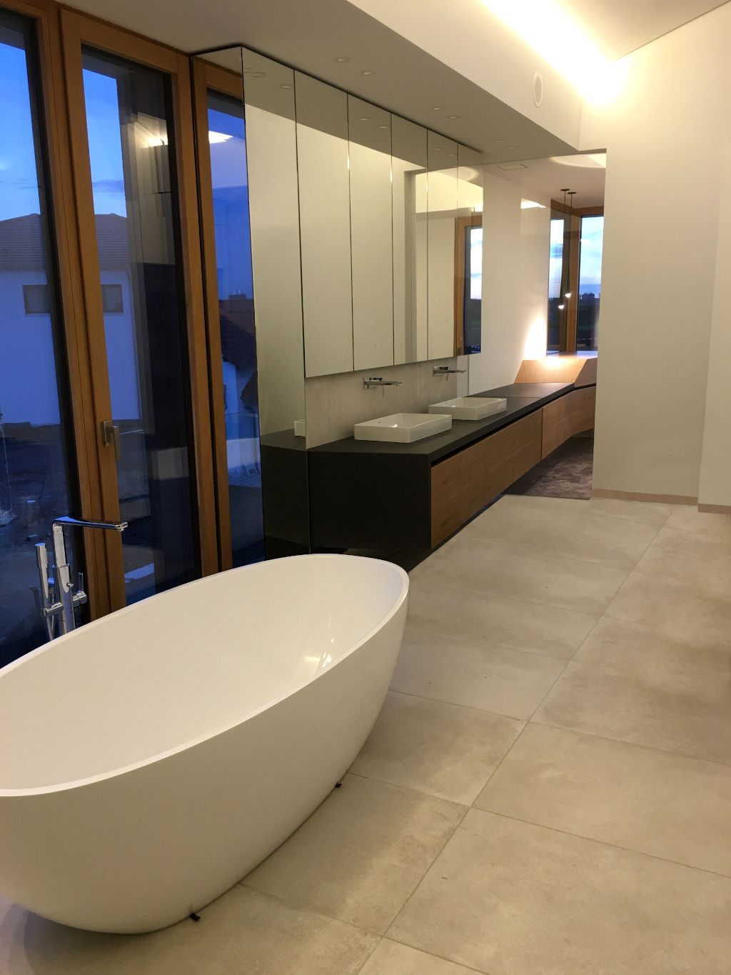 Badmöbel in schwarz und Eiche mit aufgesetzten Waschbecken, Spiegelschrank und separater Badewanne (Ulm)