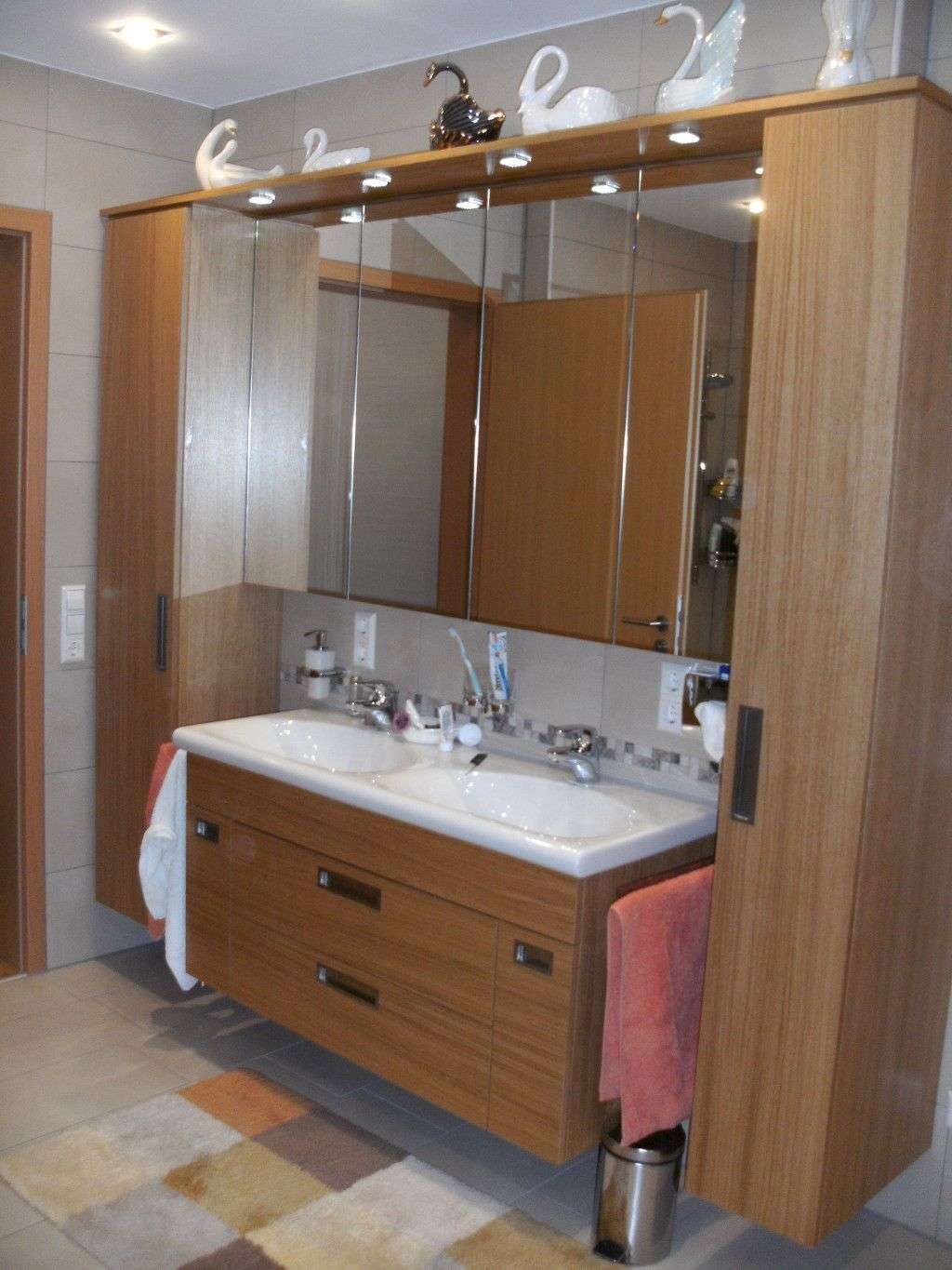 Badmöbel in Eiche mit aufgesetztem Doppelwaschbecken, Spiegelschrank und umliegenden Schränken (Schemmerhofen)