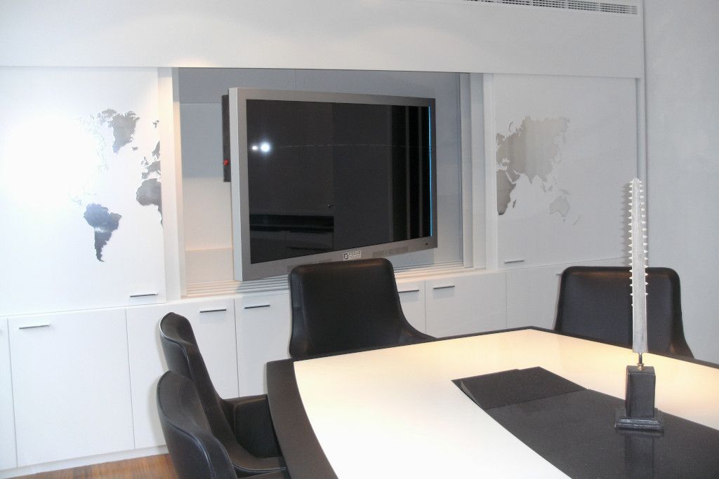 Besprechungsraum in weiß und schwarz mit Medienwand und Besprechungstisch (Schemmerhofen)