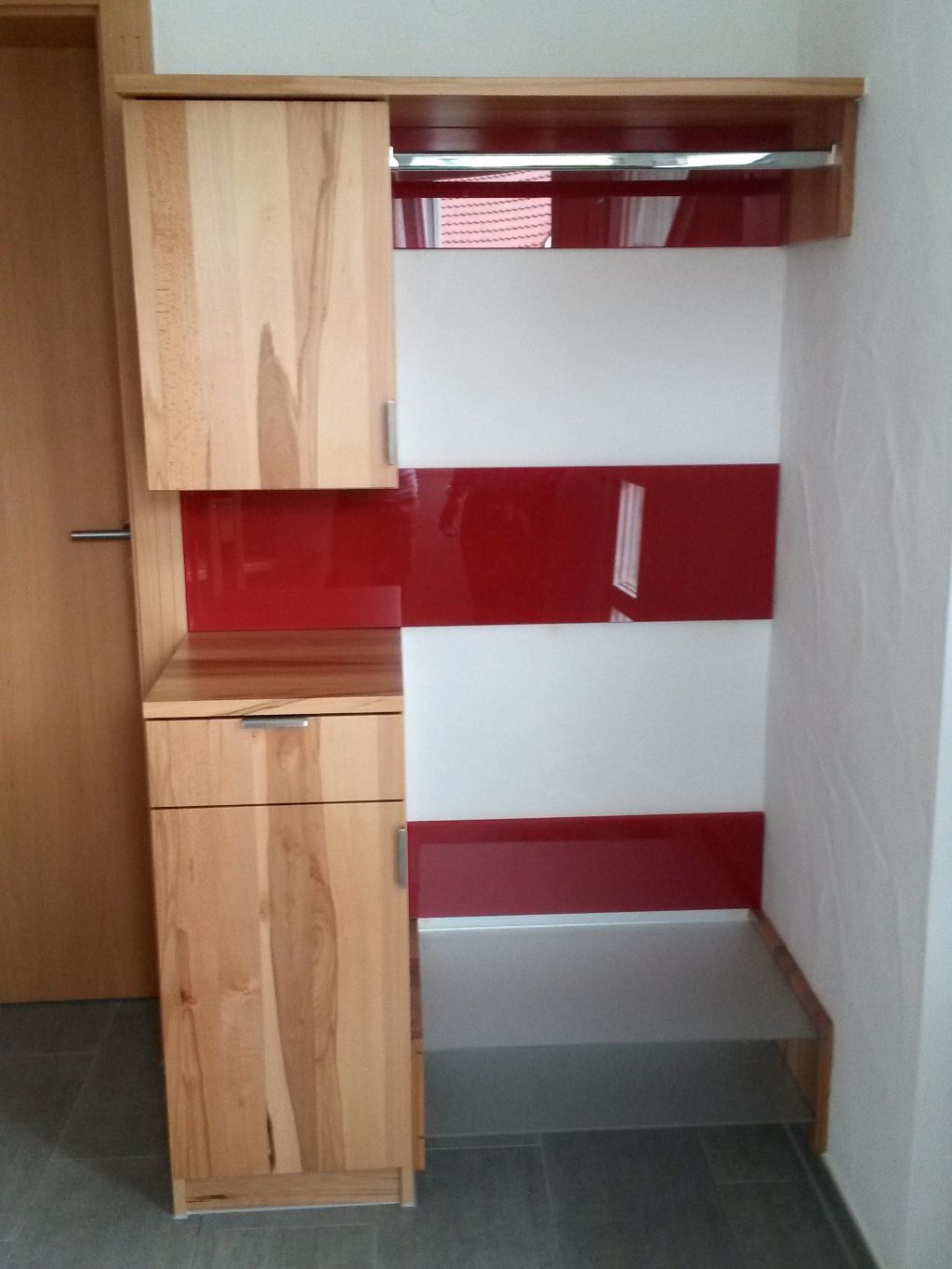 Garderobe in Kernbuche, weiß und rot mit Glasfachböden (Schemmerhofen)