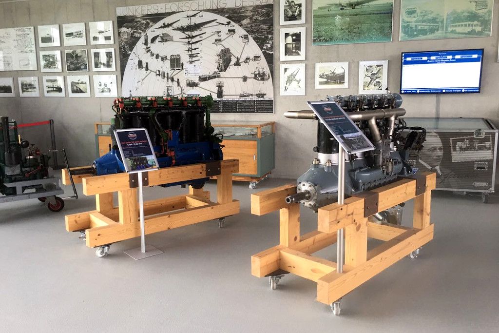 Museumseinrichtung mit Rollwagen für Flugzeugmotoren (Mönchengladbach)