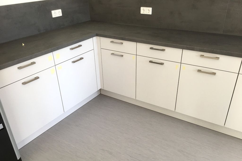 Geschäftseinrichtung mit Küchenmöbel in weiß und grau (Laupheim)