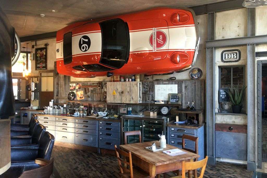 Restauranteinrichtung im Stil einer alten Autowerkstatt (Warthausen)