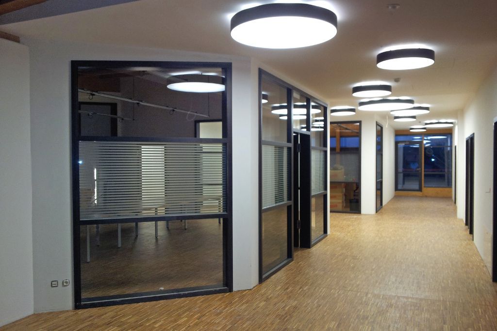 Geschäftseinrichtung mit verglasten Büro-Trennwänden und Rahmen in anthrazitgrau (München)