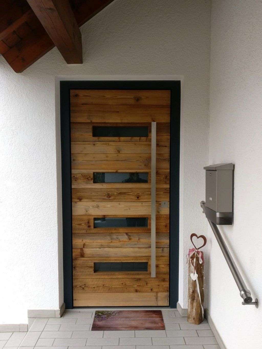 Haustürelement mit Türblatt in Eiche, Edelstahl Griffstange, Lichtausschnitten und Rahmen in anthrazitgrau (Biberach)