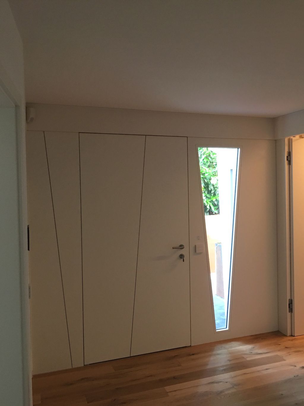 Innenansicht dieses Haustürelements in weiß, flächenbündig, passend zur Möblierung im Innenbereich (Stuttgart)