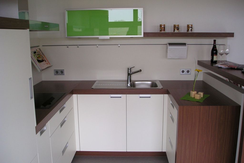 Küche in weiß und Nussbaum mit Spritzschutz und Oberschrank in grün (Schemmerhofen)
