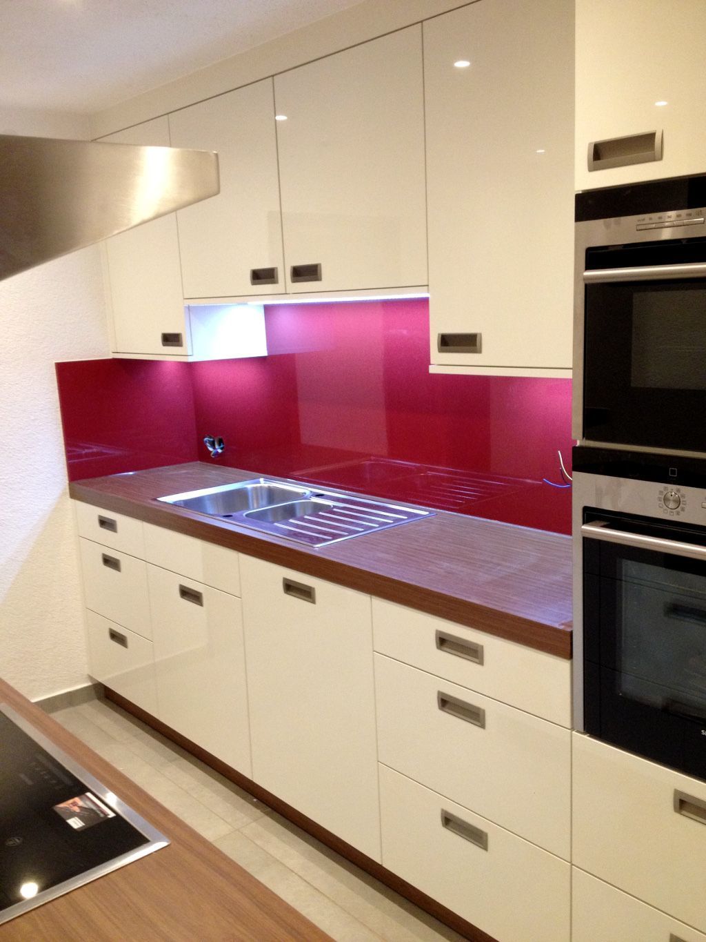 Küche in weiß und Nussbaum mit Spritzschutz in rot (Vöhringen)