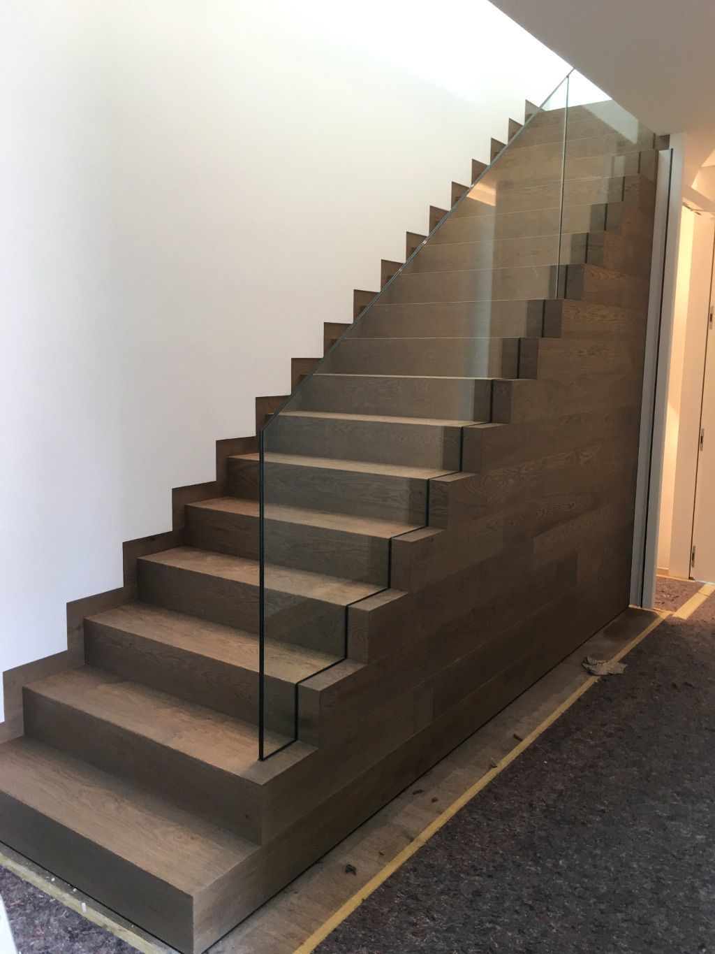 Moderne Treppe in Eiche mit Glasgeländer (Weißenhorn)