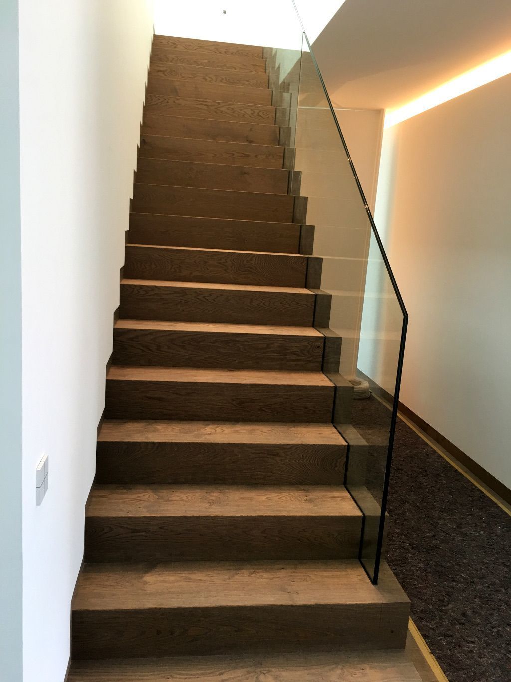 Moderne Treppe in Eiche mit Glasgeländer (Weißenhorn)