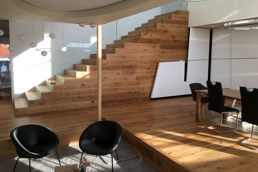 Offener Wohn- und Essbereich mit herabgesetztem Loungebereich, Esstisch und Treppe (Ulm)