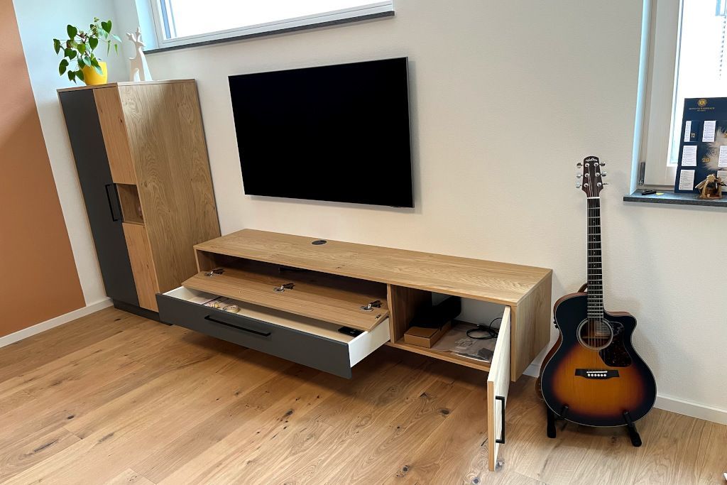 TV Möbel in Eiche und grau als schwebendes Lowboard im geöffneten Zustand und stehendem Wohnzimmerschrank (Biberach)