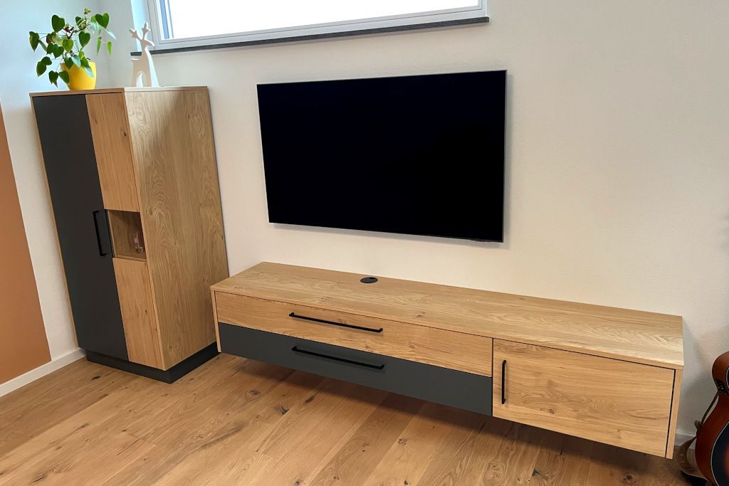 TV Möbel in Eiche und grau als schwebendes Lowboard und stehendem Wohnzimmerschrank (Biberach)