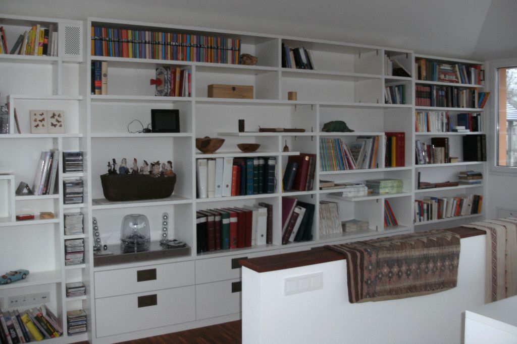 Regalwand in weiß für Bücher und unten liegenden Schubladen (Biberach)