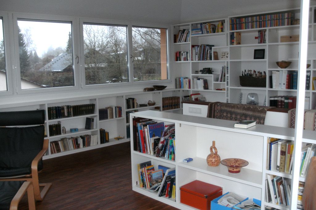Bibliothekeinrichtung in weiß mit zahlreichen Regalen zur Bücherunterbringung (Biberach)