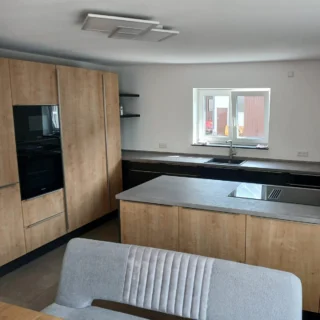 ✨ Neues Küchenprojekt abgeschlossen ✨

Für unseren Kunden durften wir diese moderne Küche mit viel Liebe zum Detail umsetzen:

🤎 Fronten in Eiche Dekor
🖤 Korpus in Dekor schwarz
🩶 Arbeitsplatte in Beton Optik

So entsteht eine perfekte Kombination aus gemütlicher Wohnlichkeit und klarem Design.

Jede Küche ist ein Unikat, das von uns mit höchstem Anspruch an Qualität und Handwerk geplant, gefertigt und montiert wird.

📐 Du planst Deine neue Traumküche? Melde Dich gerne bei uns, wir beraten Dich individuell!

#schreinereimüller #schemmerhofen #schreinerei #küche #küchenmöbel #kücheneinbau #eichedekor #betonoptik #massarbeit #interiordesign #küchentraum #küchenliebe #küchendesign #möbel #miele #handwerk #tischlerqualität #küchendesign #wohnideen #einrichtungstrends #einrichtungskonzepte #eigenfertigung #ausliebezumholz