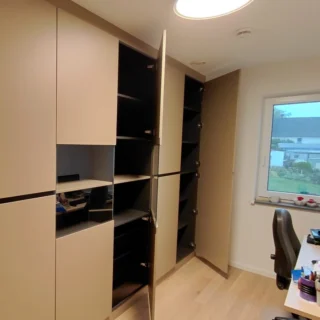 🗄️ Maßgefertigter Büroschrank - Stil trifft Funktion 🗄️

Für ein modernes Arbeitsumfeld haben wir diesen eleganten Büroschrank nach Maß umgesetzt.

Graubeige lackierte Fronten kombiniert mit einer durchgängig eingefrästen und schwarz lackierten Griffmulde.

Transparente Glaseinsätze verleihen dem Schrank Leichtigkeit und setzen den Inhalt wirkungsvoll in Szene. 

Ob Homeoffice oder Firmenbüro, mit unserer maßgeschneiderten Planung verbinden wir Funktionalität mit Design auf höchstem Niveau.

🛠️ Individuell gefertigt, mit Liebe zum Detail.

📐 Du suchst clevere Lösungen für Dein Büro? Wir planen, fertigen und montieren nach Deinen Vorstellungen.

#schreinereimüller #schemmerhofen #schreinerei #büromöbel #büroschrank #maßarbeit #interiordesign #einzelstück #möbelnachmaß #designmöbel #homeoffice #büroeinrichtung #möbel #handwerk #schreinerqualität #wohnideen #einrichtungstrends #einrichtungskonzepte #eigenfertigung #ausliebezumholz