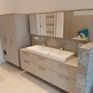 💧 Ein Badezimmer zum Wohlfühlen 🚿

Bei diesem Badprojekt durften wir ein stimmiges Möbel-Ensemble aus

🔹 Hängeschrank
🔹 Waschtischunterschrank
🔹 Spiegelschrank

umsetzen. Die Korpusse und Fronten sind im Dekor „Kiesel“ und verleihen dem Raum eine ruhige und natürliche Atmosphäre.

📩 Du planst dein Bad neu?
Wir bringen Funktion und Stil in Einklang – aus Holz. 🌿

#schreinereimüller #schemmerhofen #schreinerei #badschrank #badschränke #badmöbel #baddesign #waschtischunterschrank #spiegelschrank #stauraum #maßarbeit #interiordesign #einzelstück #möbelnachmaß #designmöbel #homeoffice #büroeinrichtung #möbel #handwerk #tischlerqualität #wohnideen #einrichtungstrends #einrichtungskonzepte #eigenfertigung #ausliebezumholz